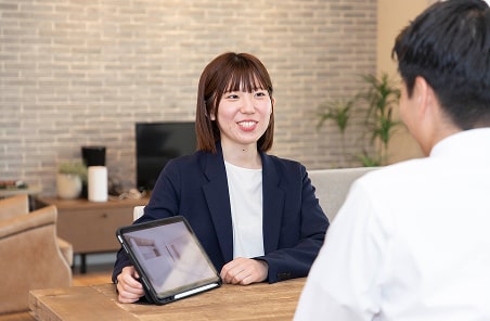 お客様に提案するスタッフの様子