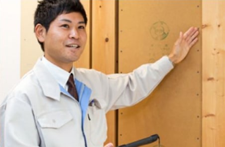 材木について説明するスタッフの様子