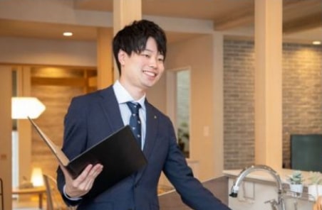 展示場を案内するスタッフの様子