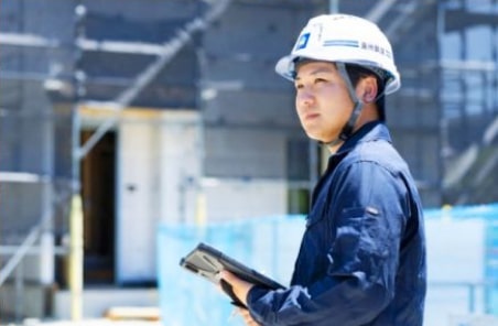 現場で作業するスタッフの様子