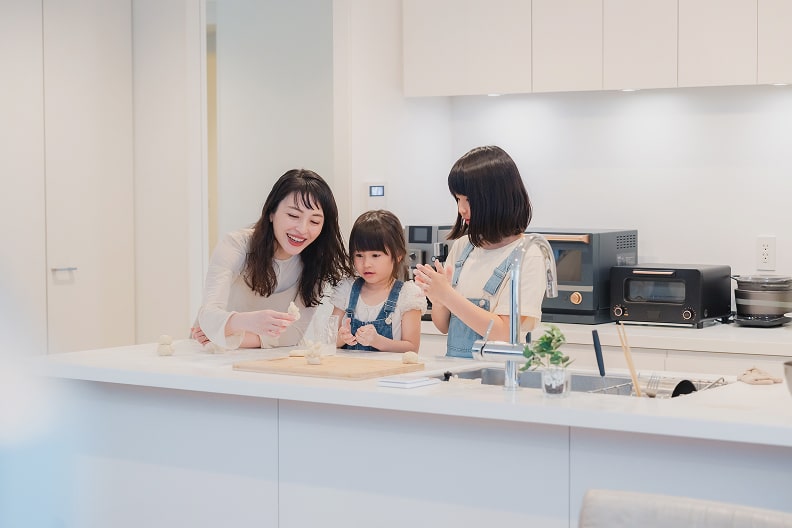 一緒に料理する親子