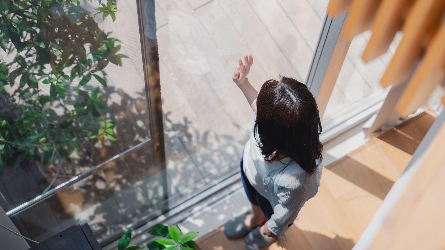 窓から光が差し込む室内