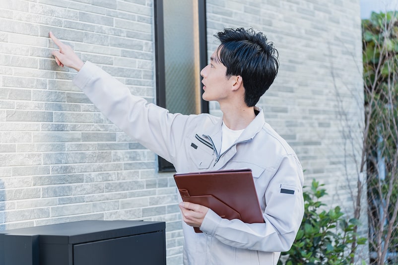 外壁をチェックする人