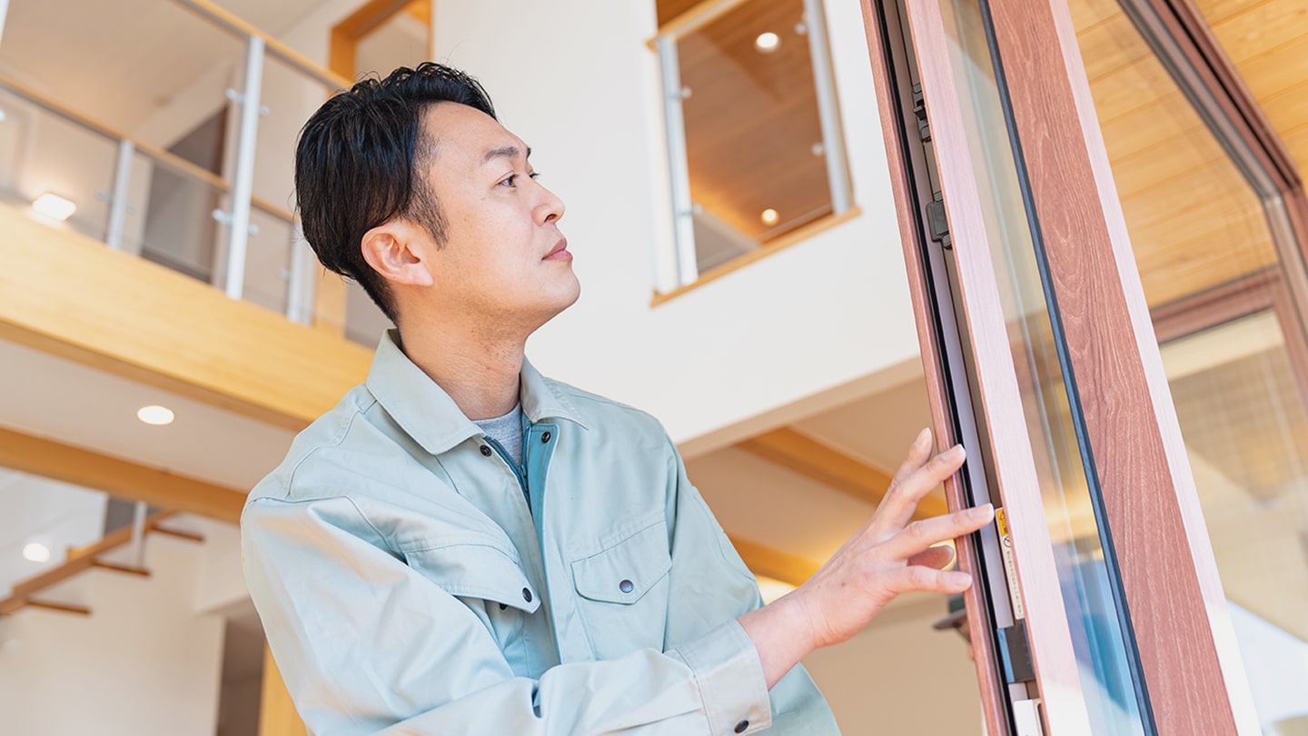 窓をチェックする人